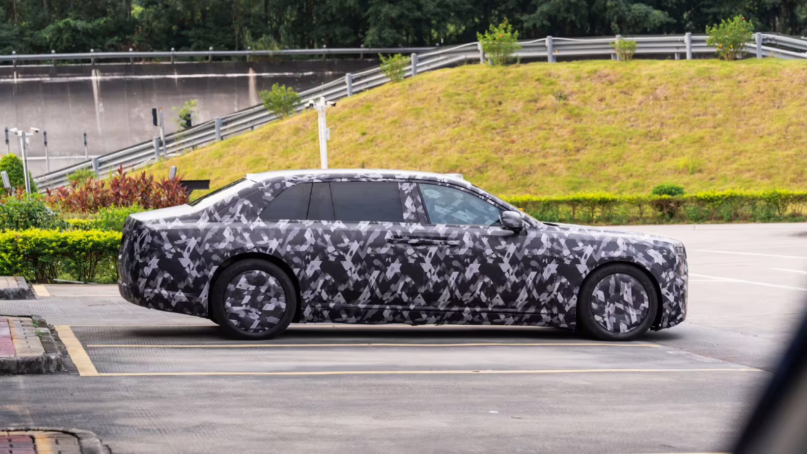 Yangwang HU Sedan to Be Unveiled in UAE